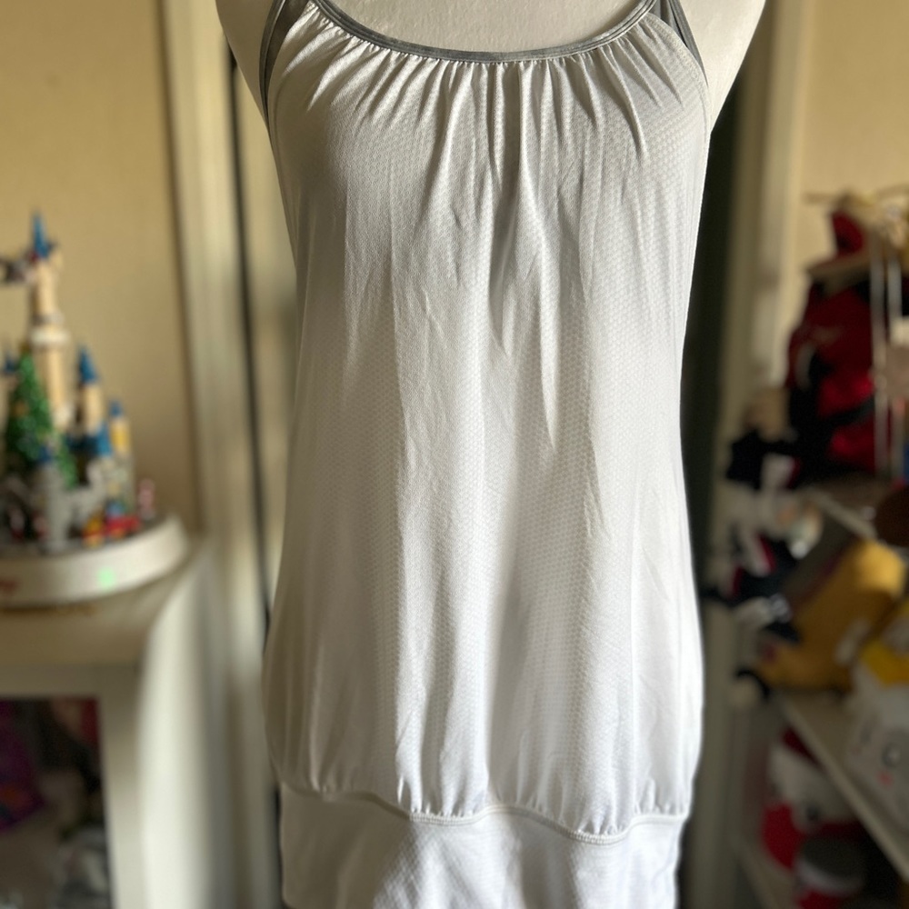 Lululemon good condition workout tank with build in top